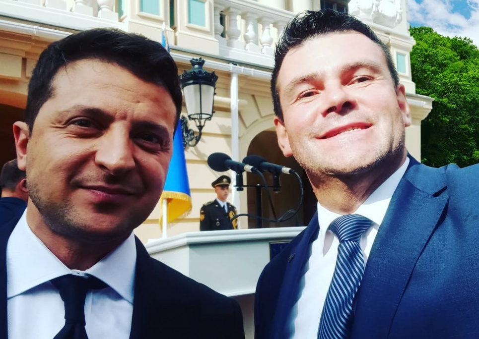Помічник «слуги народу» та колега по партії Фірсова потрапив у скандал: пропонував секс поліцейським (відео 18+) Фото із соцмереж Дзундзи