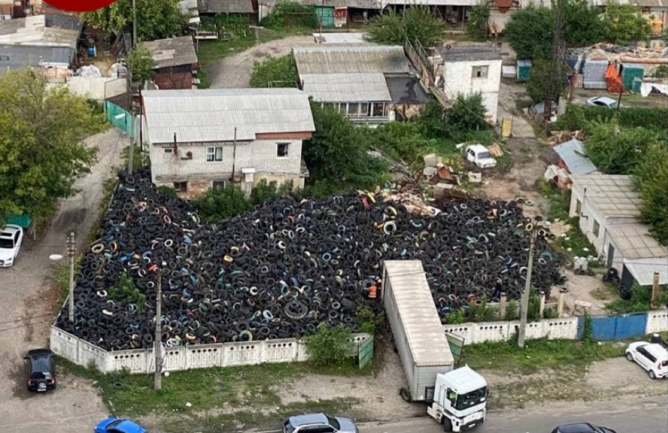 У Києві на Лівому березі з'явилось звалище автопокришок: звозять зі всього міста (ФОТО) Фото: Київ Оперативний