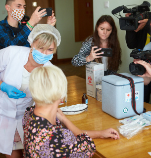 У Франківську депутатів вакцинували від COVID-19 просто під час сесії Фото зі сторінки Руслана Марцінківа
