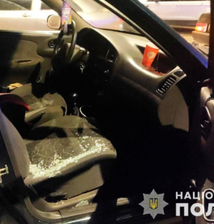 Суперечка на дорозі: у Чернівцях чоловік розстріляв автівку з дітьми (ФОТО) Фото: Нацполіція