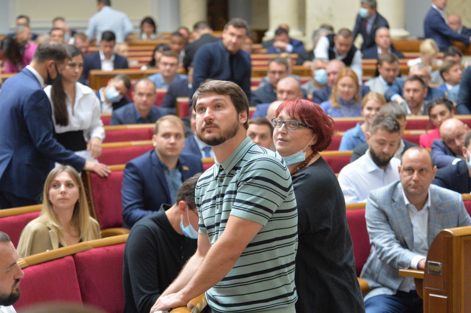 Михайло Радуцький закликає штрафувати за порушення маскового режиму, однак не може пояснити, чому сам його порушує (ФОТО) Фото з офіційної сторінки ВРУ у Фейсбук. Дата зйомки - 11 вересня 2021 р.