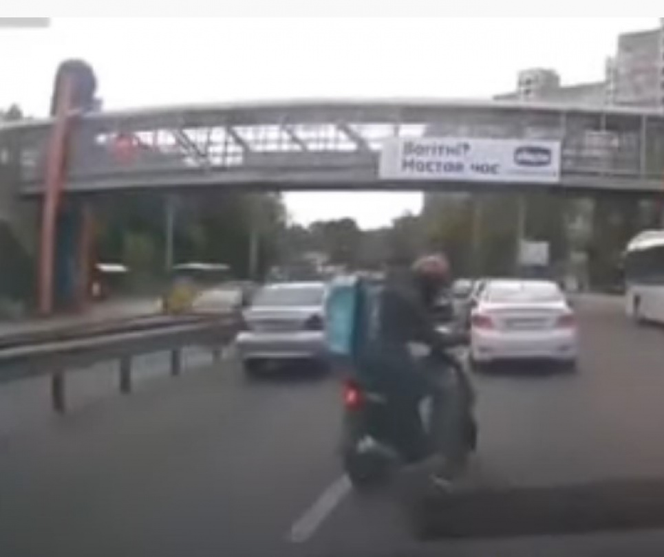 В Киеве парень на скутере спас котенка на оживленной автостраде (ВИДЕО) Фото: скрин с видео