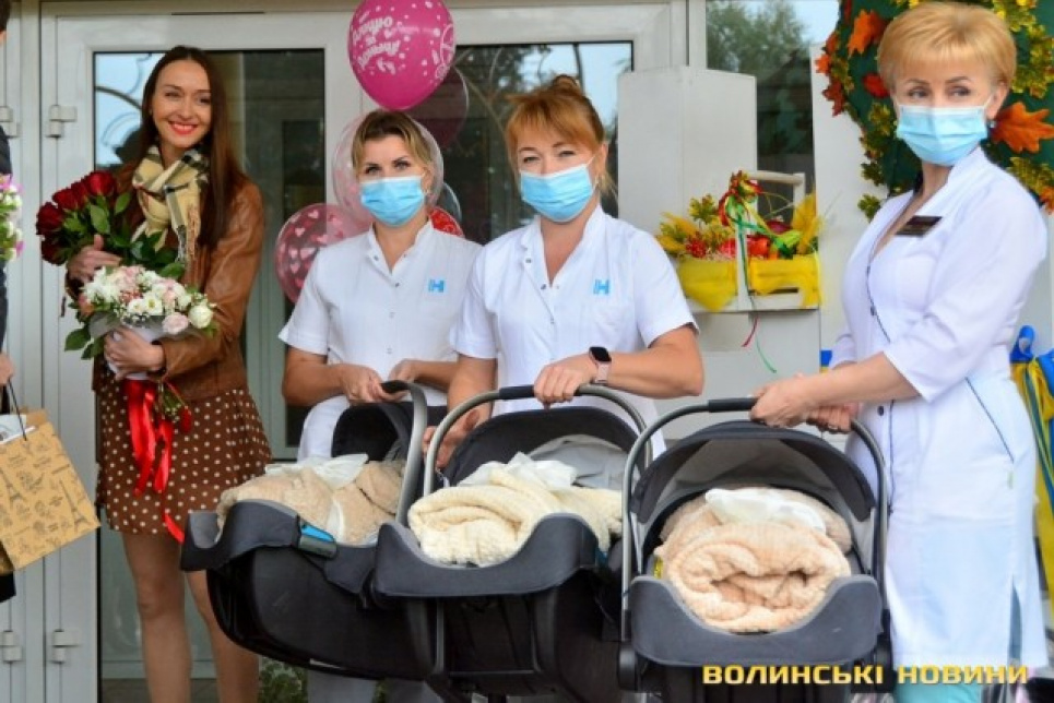 На Волині модель народила незвичайну трійню: вперше в історії перинатального центру Трійня