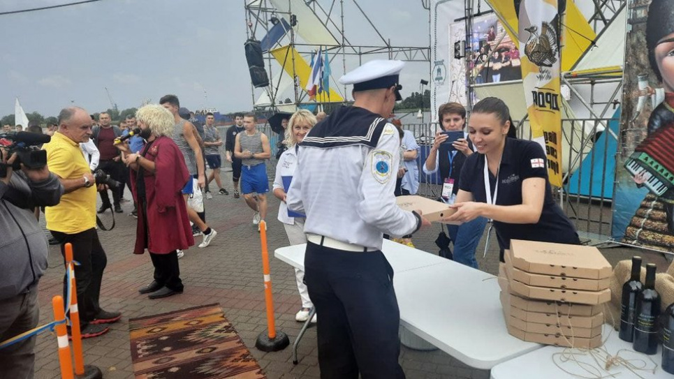 В Херсоне установили рекорд Украины по угощению хачапури Фото:Суспільне