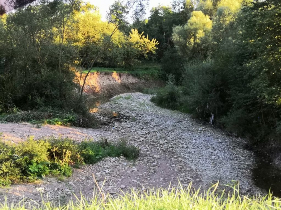 Пересохле русло річки Бережничка у с. Середній Угринів, Калуського р-ну, Івано-Франківської обл. Джерело: Галицький Кореспондент.