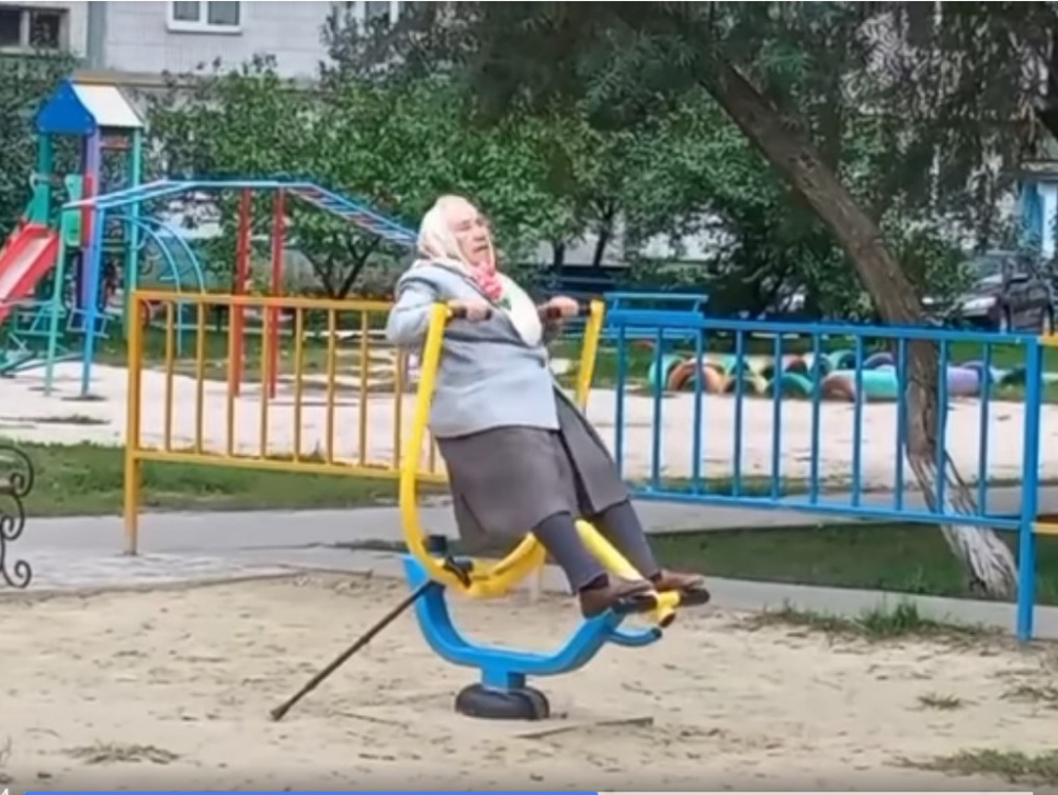 Відкинула паличку, сіла на качалку: у Сумах бабуся освоїла тренажер (ФОТО, ВІДЕО) Фото: скрін з відео