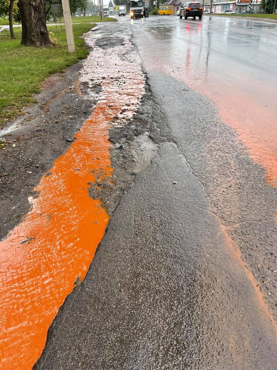 В центре Кривого Рога потекли кислотные оранжевые ручьи после дождя (ФОТО) Фото: Николай Колесник
