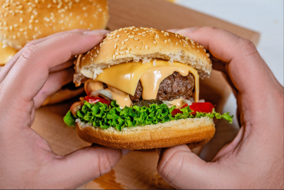 Вчені відкрили здатність жирної їжі руйнувати мозок