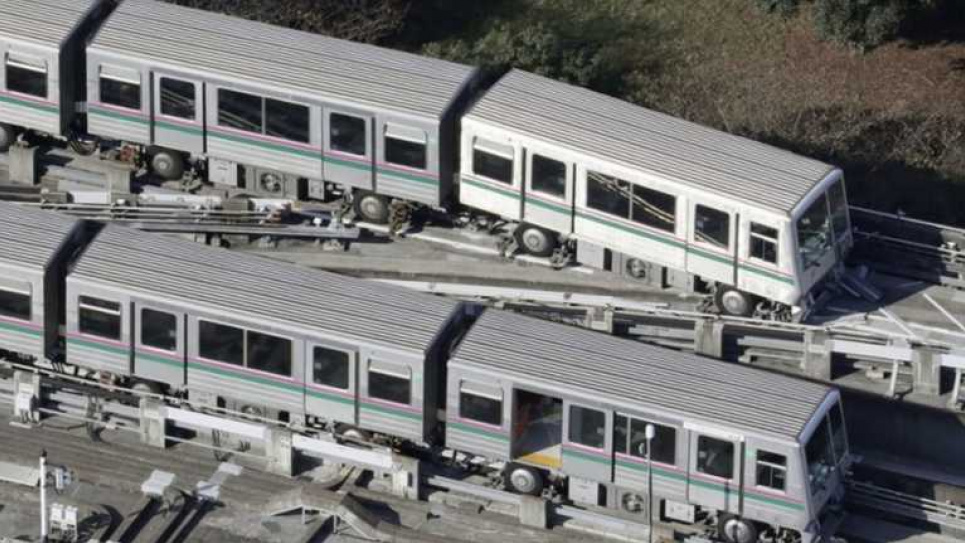 Поезд сошел с рельсов во время землетрясения / Kyodo