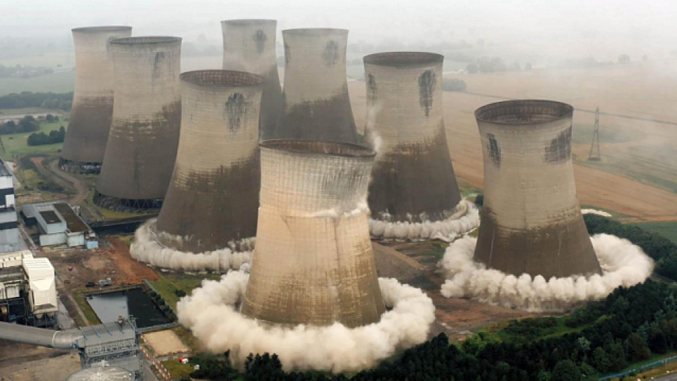 В Британії знищили 90-метрові вежі старої вугільної електростанції: вражаюче видовище (ВІДЕО)