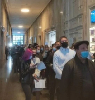 «Червона» зона: в Одесі та Дніпрі — величезні черги на вакцинацію від COVID-19 (ВІДЕО) Фото: uatv.ua