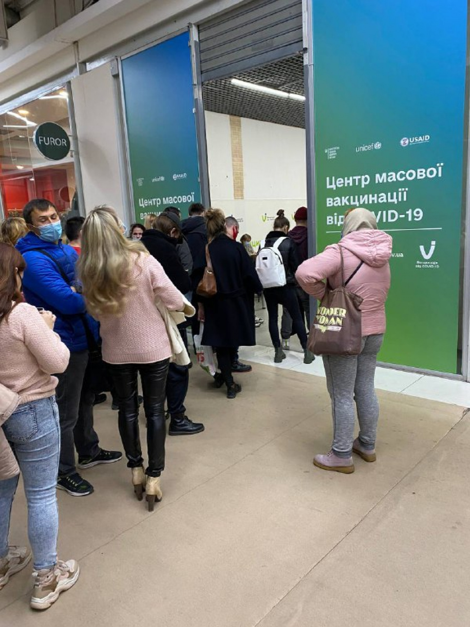 У Києві на вакцинацію люди стоять по 5 годин (ФОТО) Фото: Грінпост