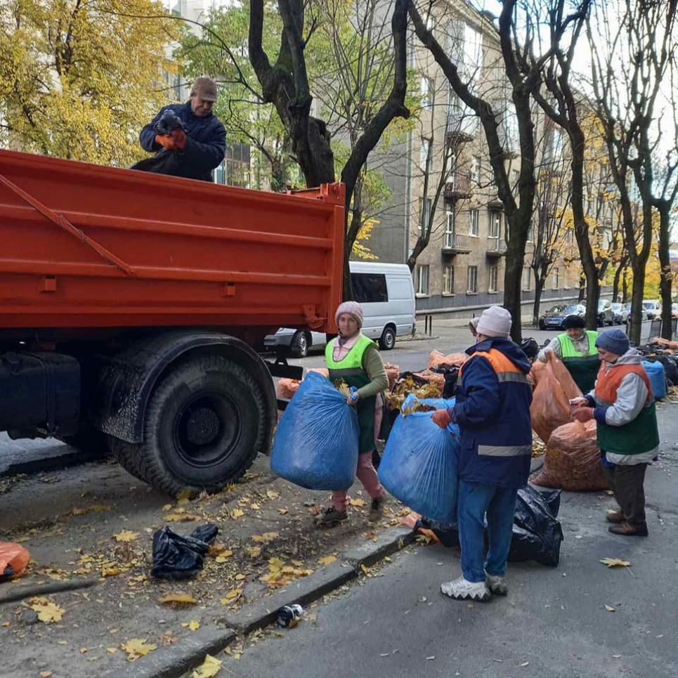 Общины Львова компостируют опавшие листья и экономят до 5 тысяч грн на утилизации Фото со страницы Оксаны Кошак — директора Департамента по вопросам обращения с отходами Львова