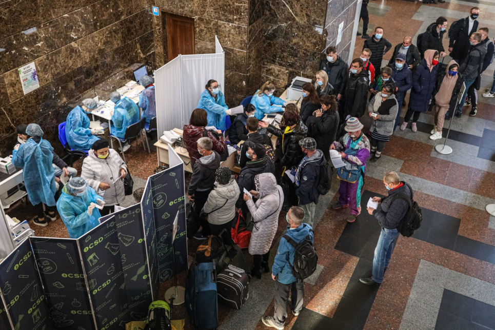 Пункт вакцинації та швидкого тестування на коронавірус на столичному вокзалі. Фото: Костянтин Чернічкін