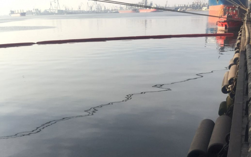 Побережье Черного моря спасают от огромного масляного пятна Чорное море