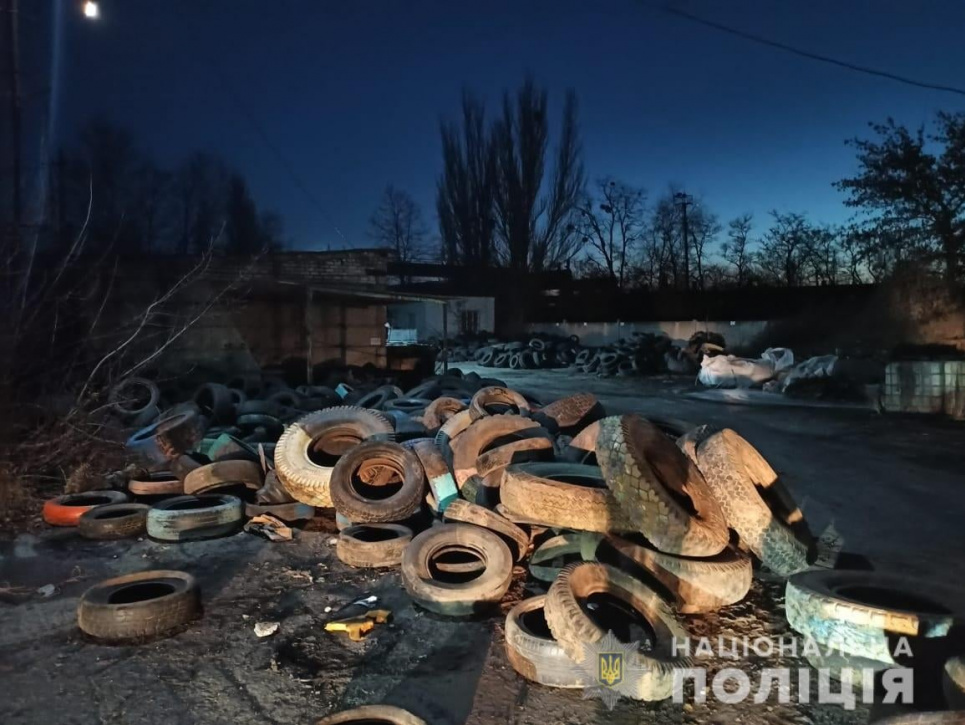У Новомосковську ділки власноруч «утилізовували» шини та виготовляли газолін Шини