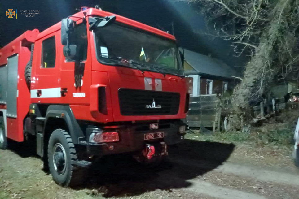 На Хмельниччині у пожежі загинули одразу четверо маленьких дітей Пожежна машина