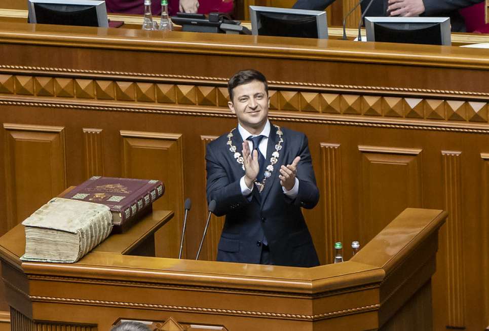 Владимир Зеленский подписал петицию, которая обязывает его остановить действие актов Кабмина об установлении карантина Владимир Зеленский