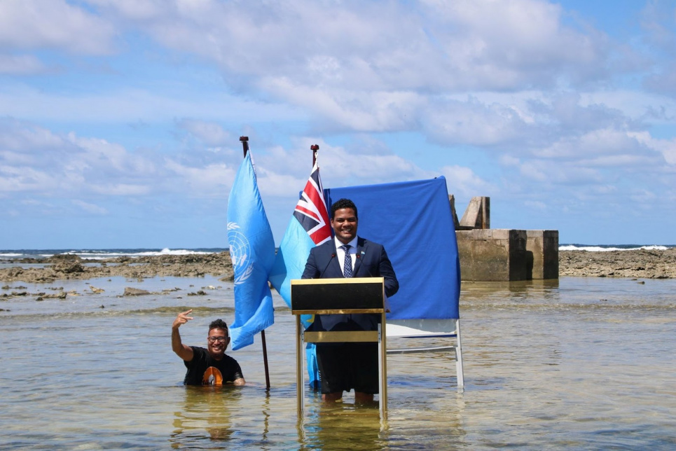 Саймон Кава, Министр юстиции, связи и иностранных дел островного государства Тувалу (Полинезия) готовится к записи заявление на COP26, стоя в океане в столице Фунафути, 5 ноября 2021 года. Источник – твиттер Reuters