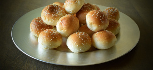 Схема на мільйон: на Хмельниччині викрито посадовця на "привласненні" хліба і булочок На Хмельниччині ДБР викрило схему розкрадання 1 млн грн на хлібі для військових