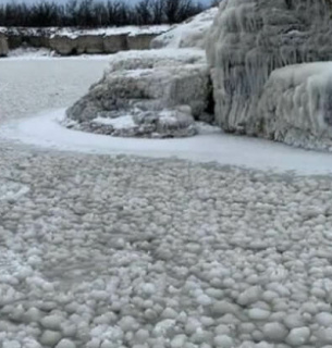 Снежки под водой: поверхность озера Манитоба покрылась ледяными «пузырьками» (ФОТО, ВИДЕО)