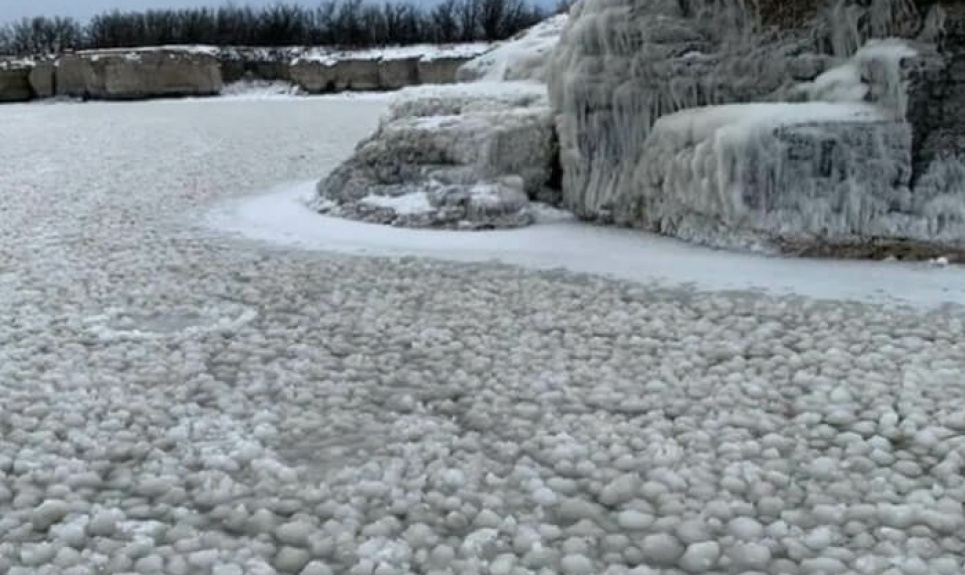 Сніжки під водою: поверхня озера Манітоба покрилася крижаними «бульбашками»(ФОТО,ВІДЕО)
