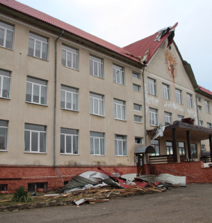 В Черновицкой области ураган сорвал крышу со школы (ФОТО) Фото Ивана Мисикевича