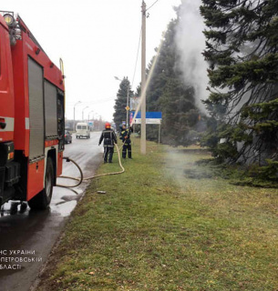 В Кривом Роге пенсионерка подожгла елку возле горсовета ФОТО: ГСЧС