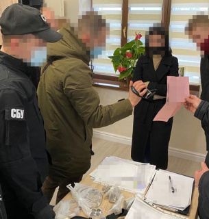 Понад тисячу клієнтів щомісяця: у Чернівцях ділки вели бізнес на липових COVID-сертифікатах та паспортах Злочинці