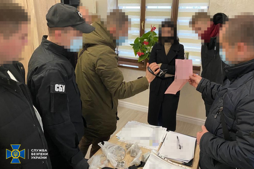 Понад тисячу клієнтів щомісяця: у Чернівцях ділки вели бізнес на липових COVID-сертифікатах та паспортах Злочинці