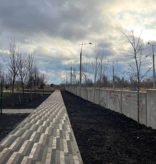 У Києві на колишньому сміттєзвалищі з'явився сквер: висадили липи, кущі, встановили лавочки (ФОТО) Фото: kiev.vgorode.ua