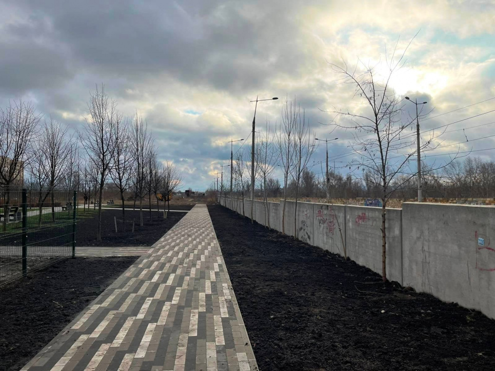 У Києві на колишньому сміттєзвалищі з'явився сквер: висадили липи, кущі, встановили лавочки (ФОТО) Фото: kiev.vgorode.ua