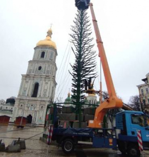 Обіцяють найбільший вертеп у Європі: у Києві на Софіївській площі змонтували аркас ялинки, яка відкриється 19 грудня різдвяним дійством Фото: Киев 24
