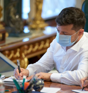 Владимир Зеленский подписал закон о выделении вакцинированным по 1000 грн Владимир Зеленский