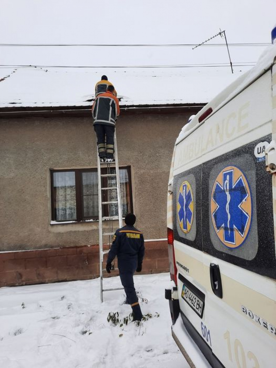 Медикам пришлось разобрать крышу, чтобы оказать помощь женщине(ФОТО)