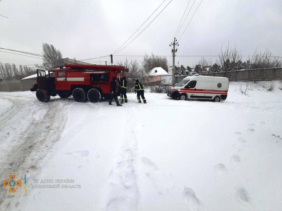 Украина превратилась в снежную ловушку: рекордные цифры по буксировке техники и спасению людей ГСЧС