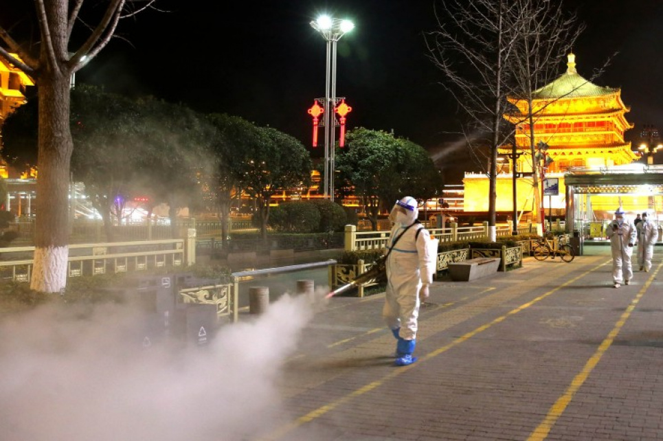 Співробітники в захисних костюмах проводять дезінфекцію навколо дзвіниці Сіань 26 грудня 2021 року.
VCG через Getty Images