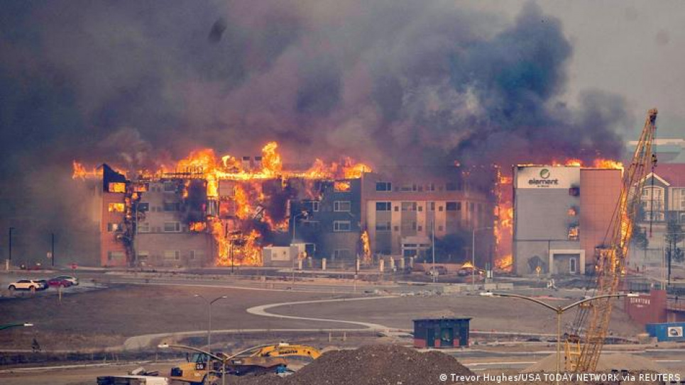 Город в американском штате Колорадо окружили пожары, примерно 600 домов разрушены (ВИДЕО) Пожар