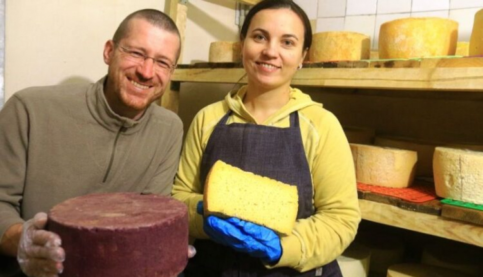 На Запоріжжі АТОвець з дружиною роблять сири, які визрівають у червоному вині коптяться на вишні