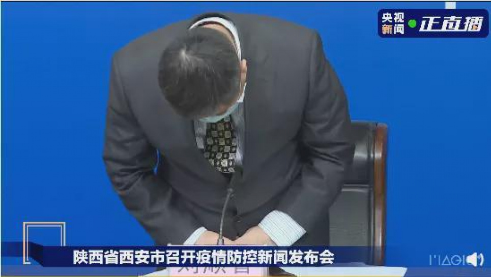 Лю Шуньчжи, директор комісії охорони здоров'я Сіаня, вибачився перед громадськістю на прес-конференції 6 січня після того, як у вагітної жінки стався викидень через несвоєчасне лікування. [Фото/CCTV]