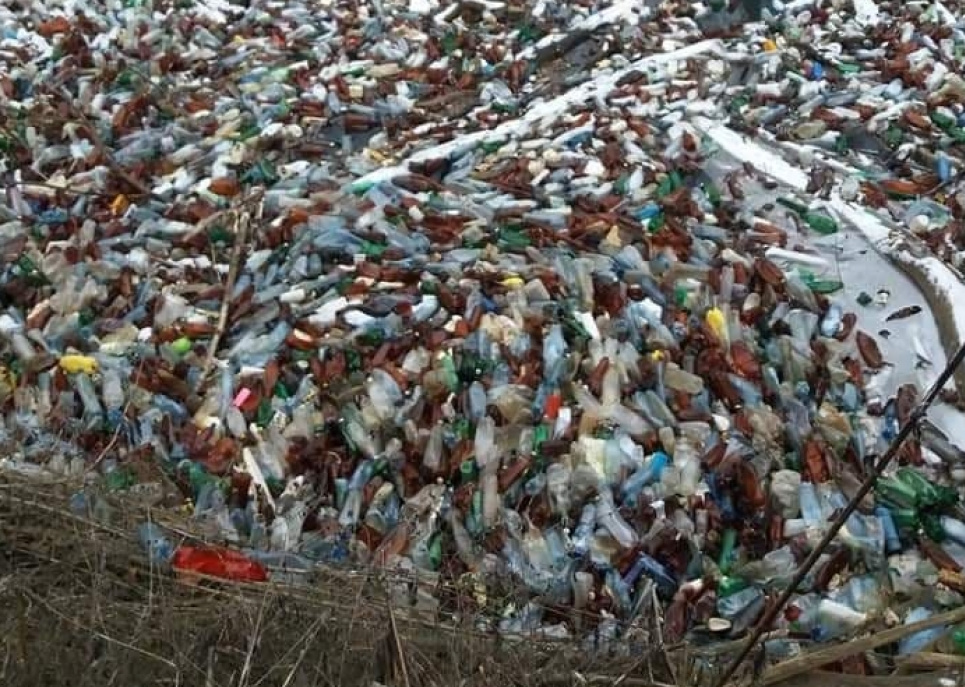 Сміттєва біда на Закарпатті: щохвилини до прикордонних країн річками «експортується» сотні пляшок