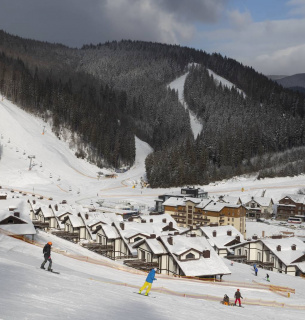 Криза в Карпатах: екоактивісти б'ють на сполох через плани встановлення вітряків на високогір'ї (Єфімов) та прокладання широких доріг під масштабну забудову полонин (група Коломойського).