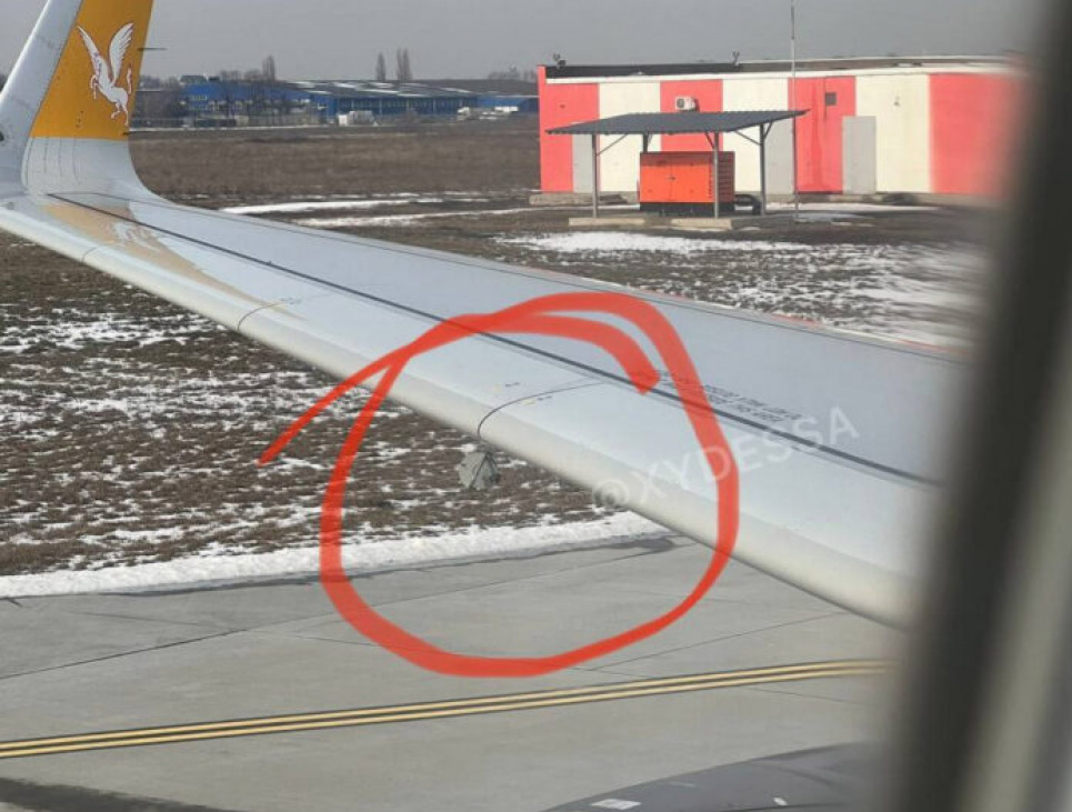 «Кришка висіла на крилі» - пасажир забив на сполох перед вильотом літака з Одеси, чим запобіг біді (ФОТО) Літак