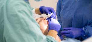 Женщина скончалась в кресле стоматолога во время лечения
Фото иллюстративное