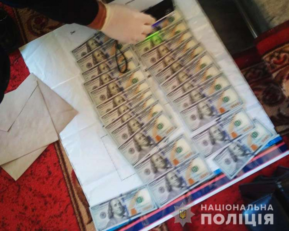 Хабар за сприяння у наданні дозволу на викиди шкідливих речовин, посадовцю оголошено підозру   Хабар