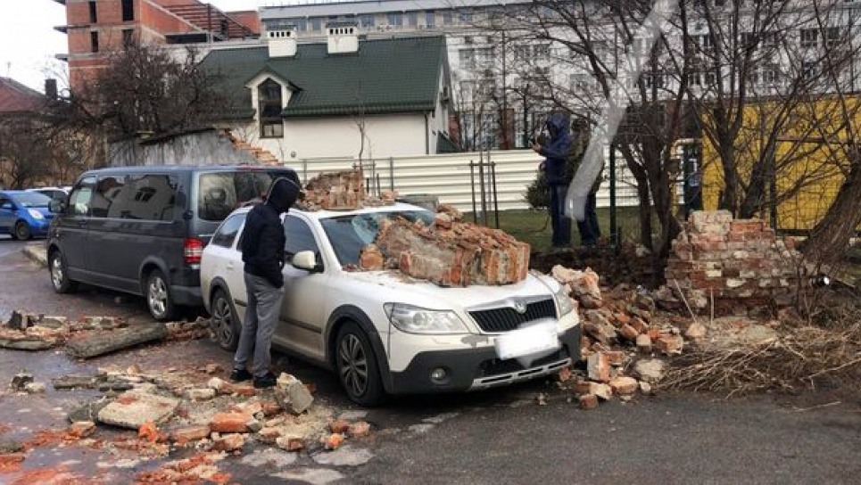 Повалені дерева, цегла та пошкоджені авто – у Львові негода наробила лиха (ФОТО) Негода у Львові