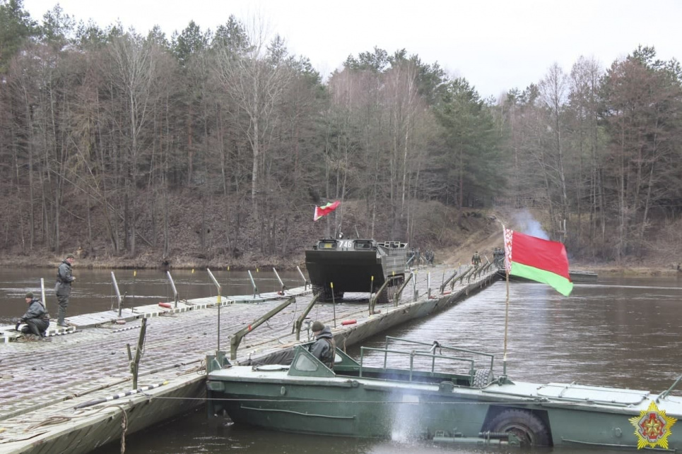 Развернутый понтонный мост белорусских войск. Фото: министерство обороны Беларуси