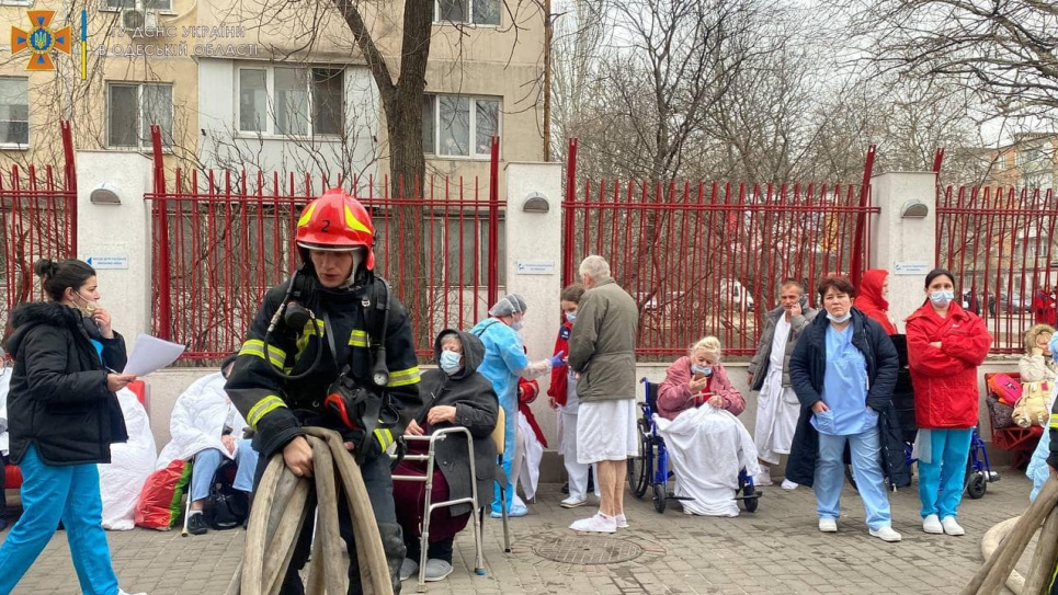 Из-за пожара в больнице эвакуировали 26 больных, которые не передвигались самостоятельно (ФОТО)