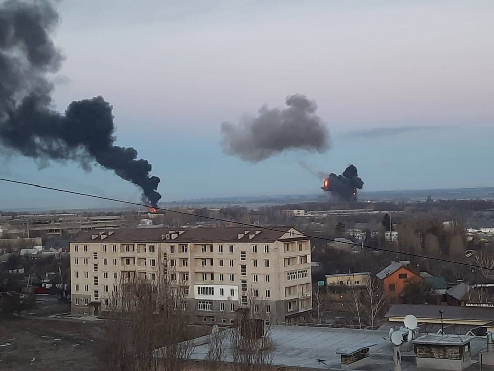 В Україні введуть воєнний стан: чути вибухи, небо закрили, на Луганщині - евакуація Фото: NEXTA Live