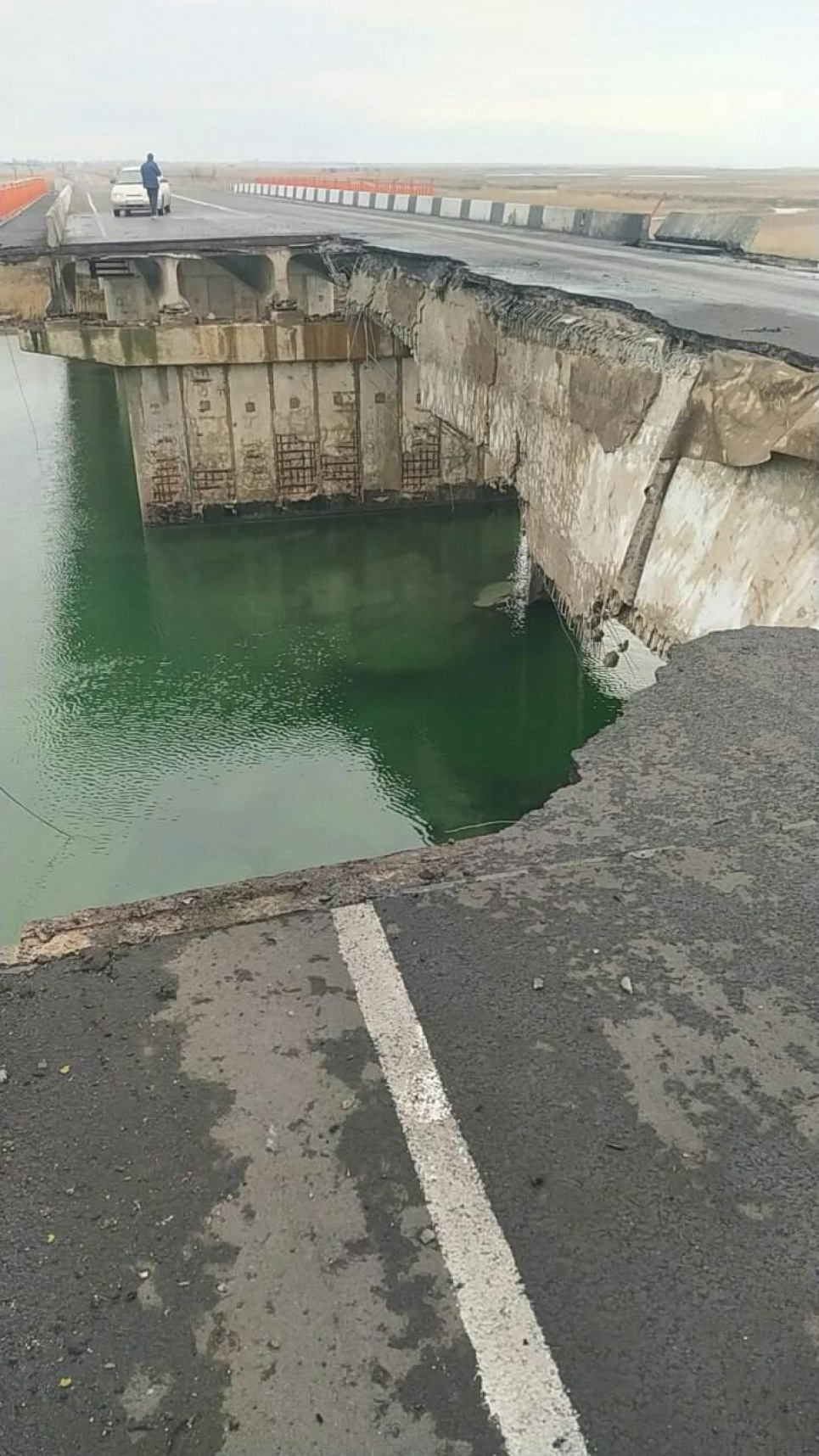 Захоплено Каховську ГЕС, зруйнований міст: окупанти повісили триколор